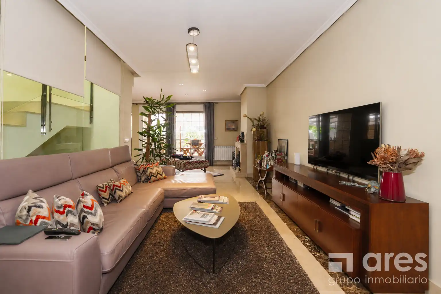 Sala d'estar de Casa o xalet en venda en Las Rozas de Madrid amb Aire condicionat, Calefacció i Jardí privat