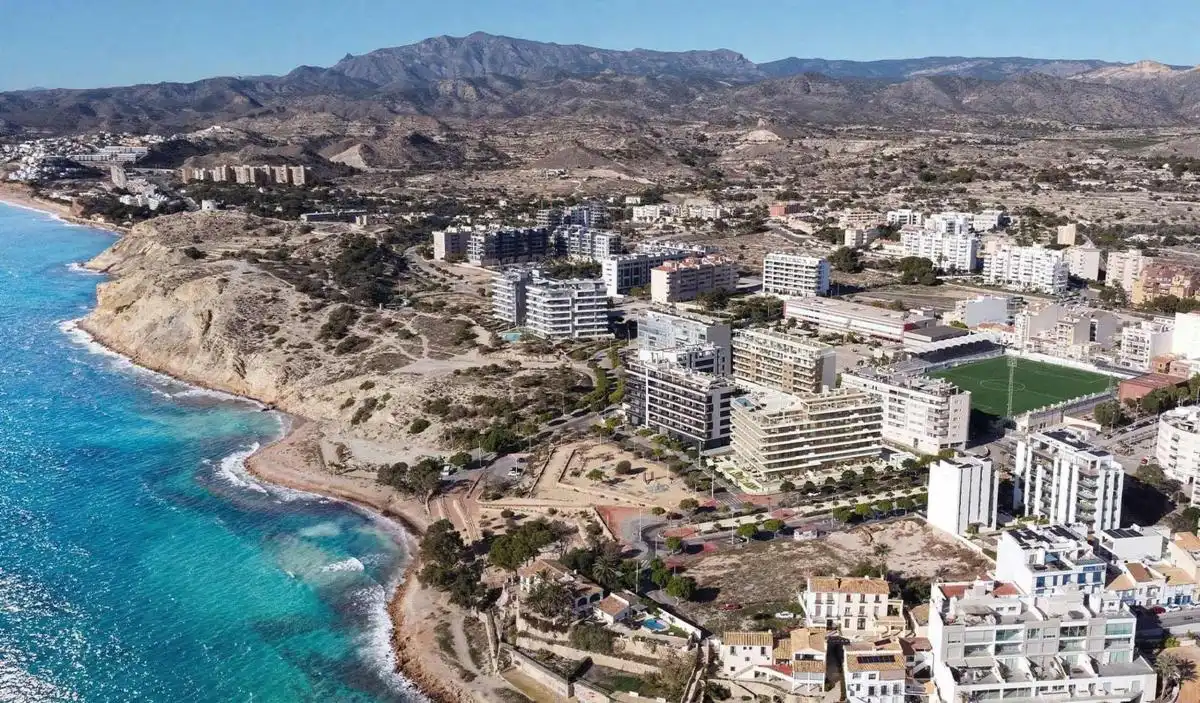 Vista exterior de Àtic en venda en Villajoyosa / La Vila Joiosa amb Aire condicionat, Jardí privat i Terrassa