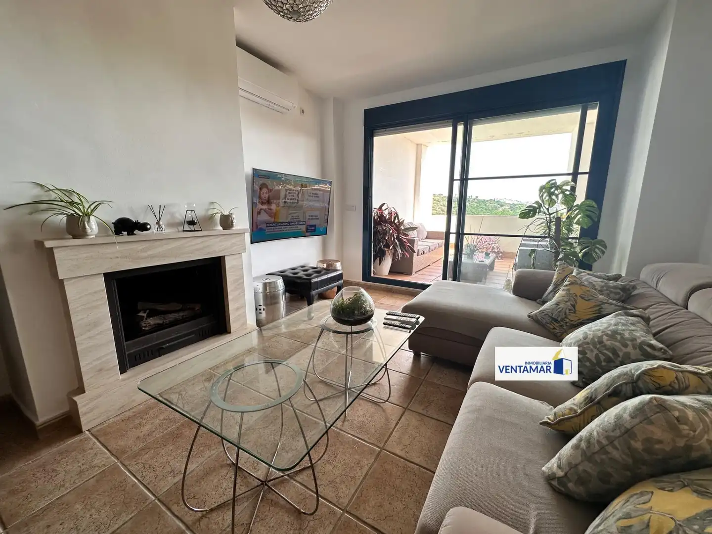 Wohnzimmer von Erdgeschoss zum Verkauf in La Alcaidesa mit Klimaanlage, Heizung und Privatgarten