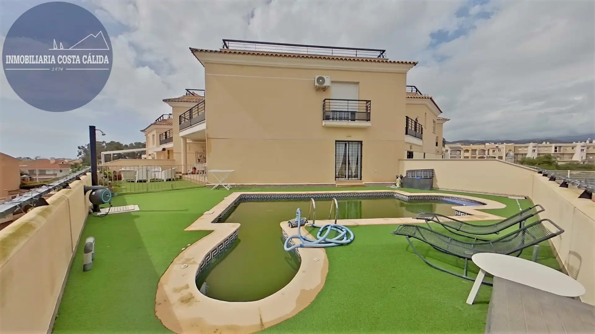 Schwimmbecken von Einfamilien-Reihenhaus zum Verkauf in Águilas mit Klimaanlage, Heizung und Privatgarten