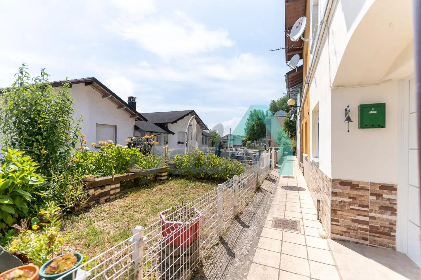 Terrasse von Einfamilien-Reihenhaus zum Verkauf in Tineo mit Privatgarten