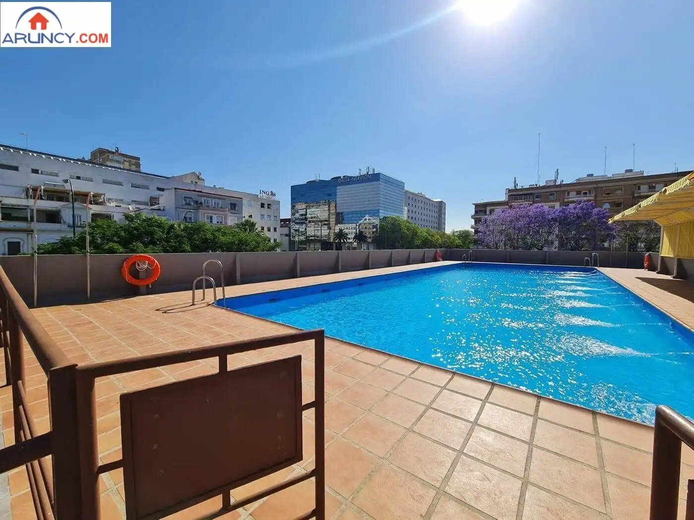 Schwimmbecken von Wohnung zur Miete in Sevilla mit Klimaanlage, Privatgarten und Parkett