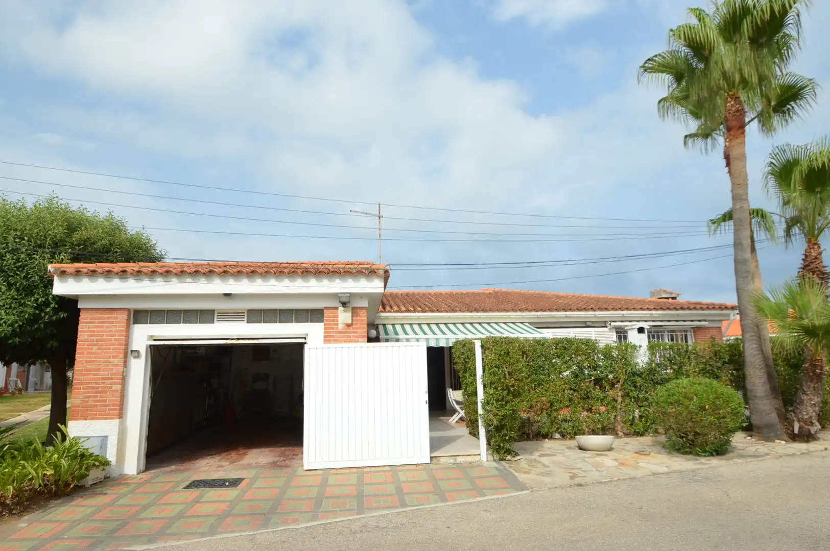 Vista exterior de Casa o xalet en venda en Vinaròs amb Aire condicionat, Calefacció i Jardí privat