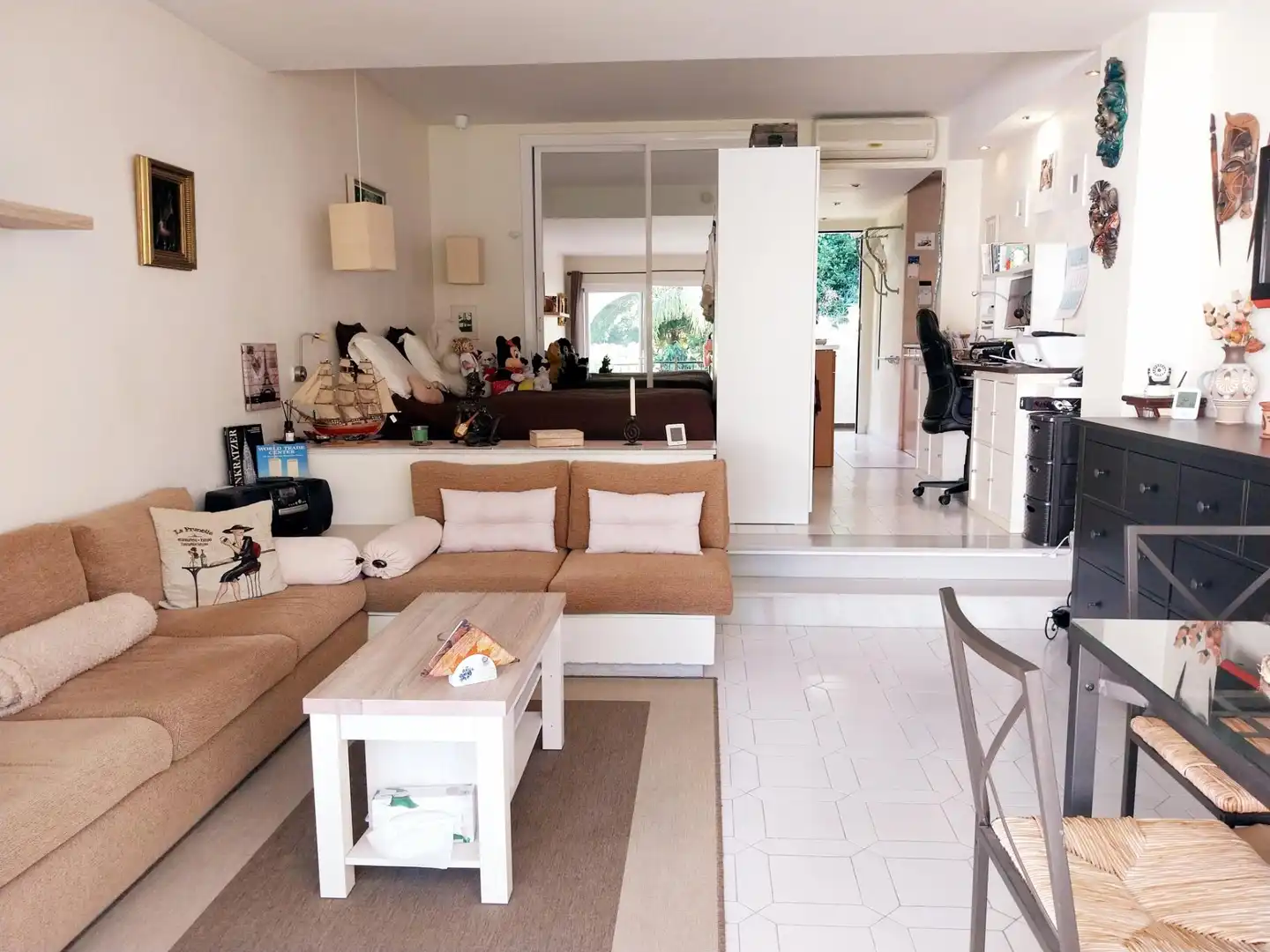 Wohnzimmer von Wohnung zum Verkauf in Mijas mit Klimaanlage, Privatgarten und Terrasse