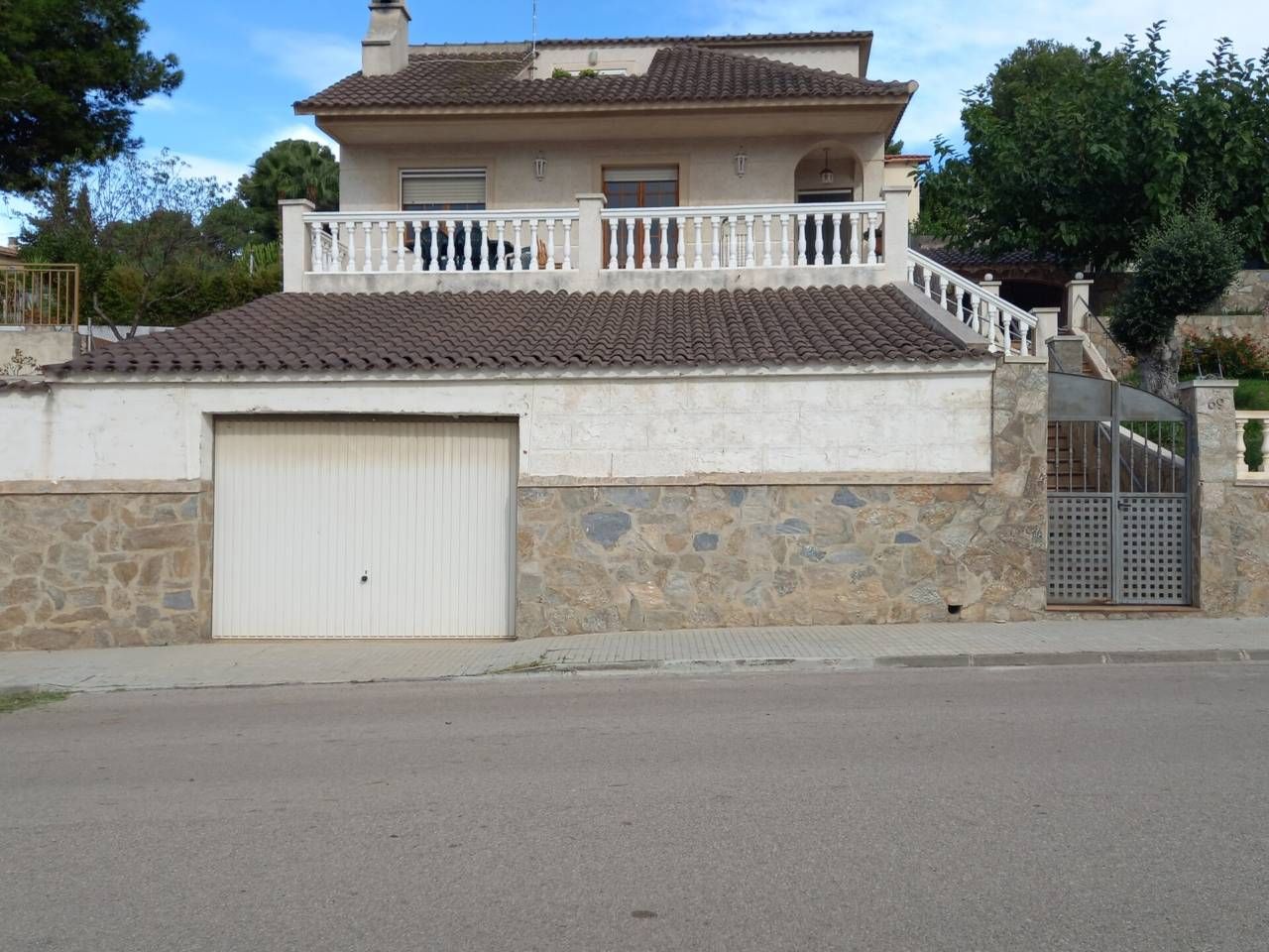 Vista exterior de Casa o xalet en venda en Castellet i la Gornal amb Jardí privat, Terrassa i Piscina
