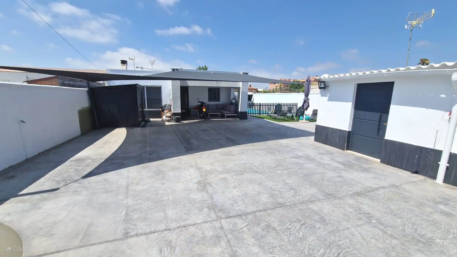 Vista exterior de Casa o xalet en venda en El Puerto de Santa María amb Aire condicionat, Jardí privat i Terrassa