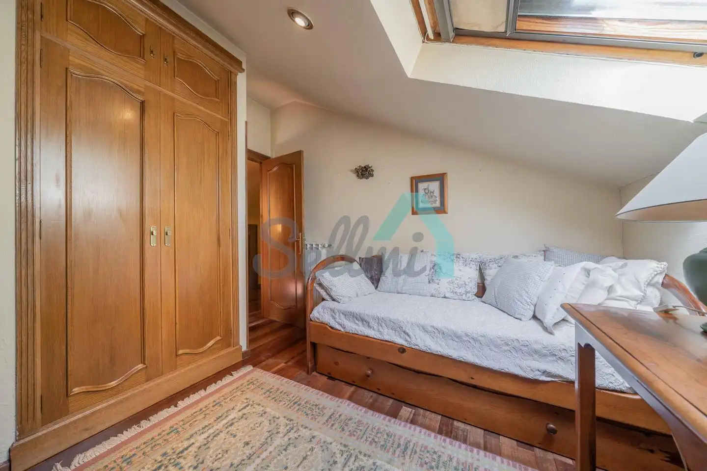 Dormitori de Casa o xalet en venda en Oviedo  amb Calefacció, Jardí privat i Parquet