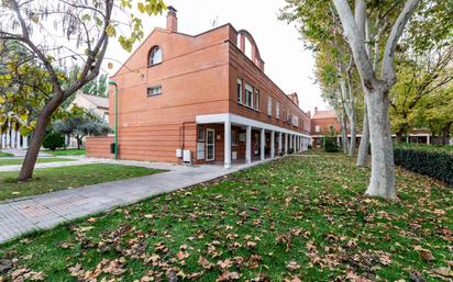 Vista exterior de Casa adosada en venda en Getafe amb Calefacció, Terrassa i Piscina comunitària