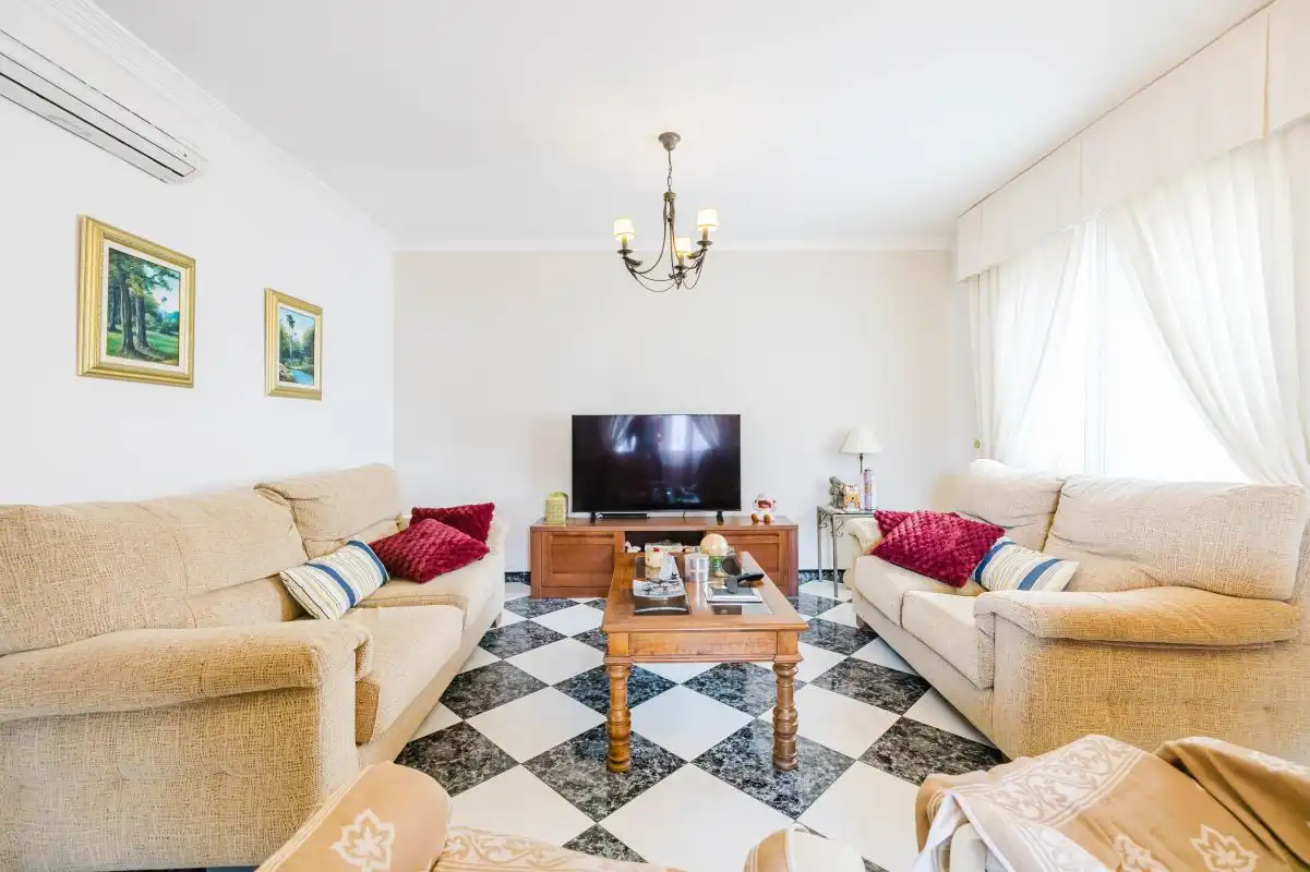 Sala d'estar de Casa adosada en venda en Benalmádena amb Aire condicionat, Calefacció i Jardí privat
