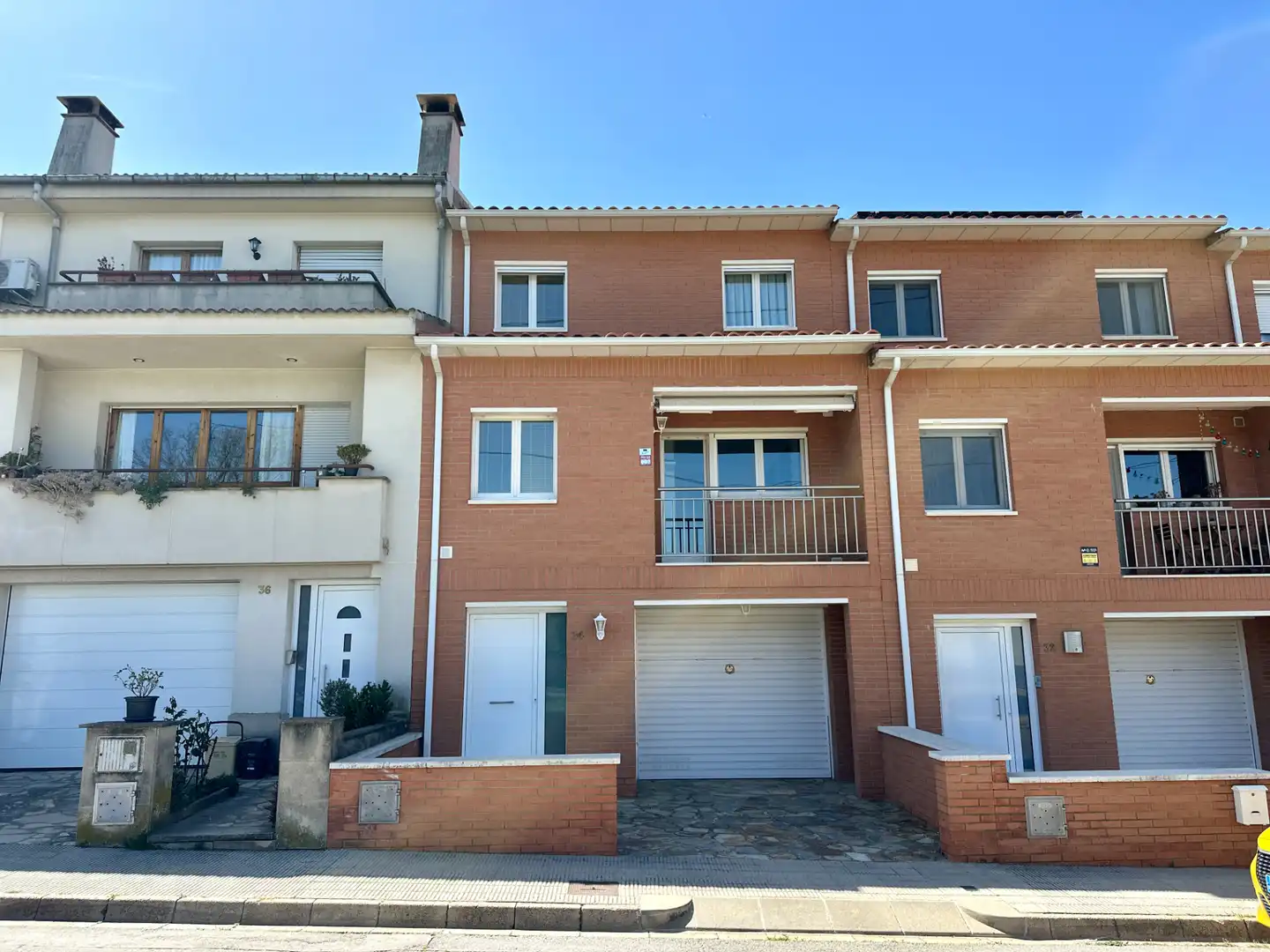 Außenansicht von Einfamilien-Reihenhaus zum Verkauf in Taradell mit Heizung, Privatgarten und Terrasse