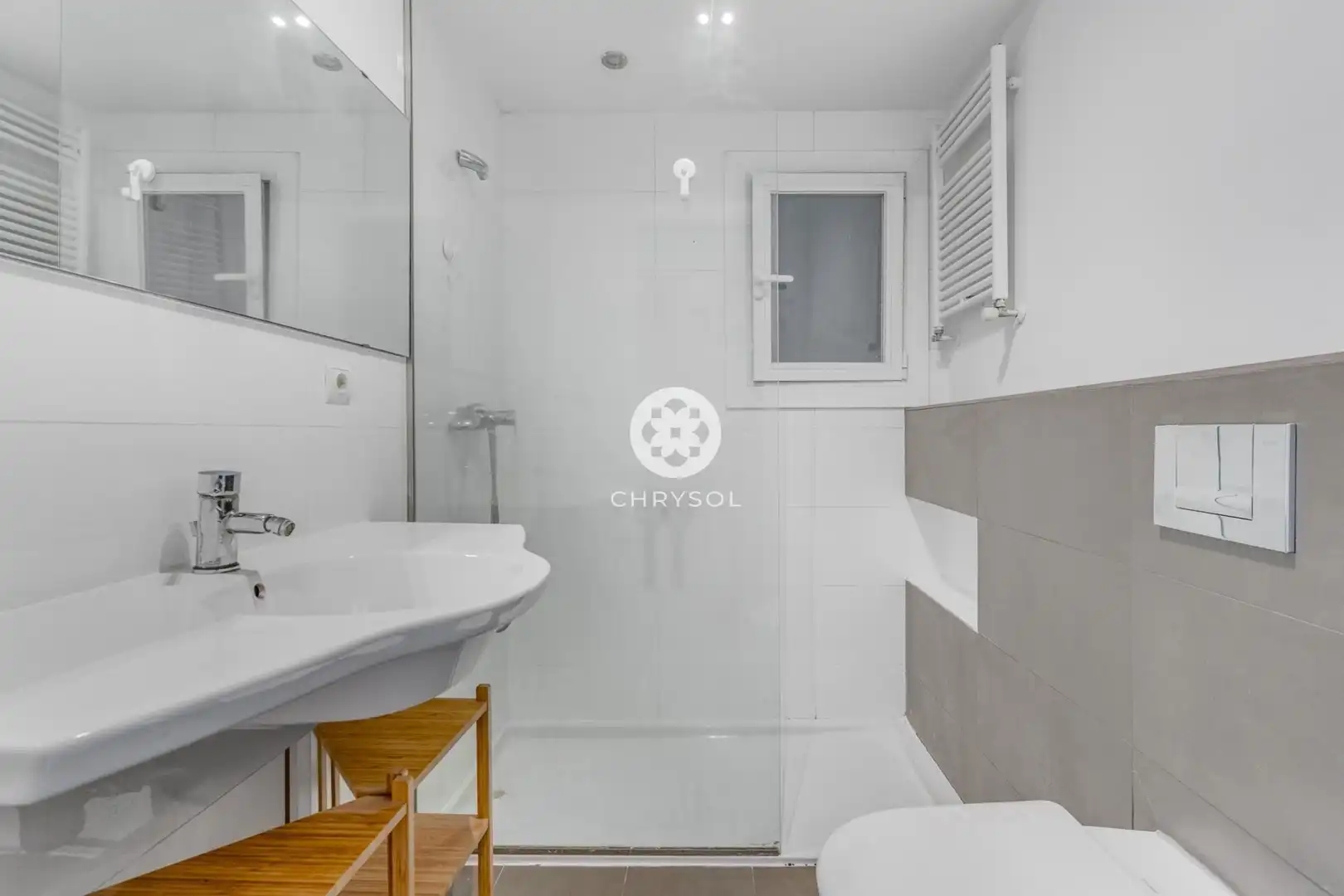 Badezimmer von Wohnung zum Verkauf in Barcelona mit Klimaanlage, Heizung und Parkett
