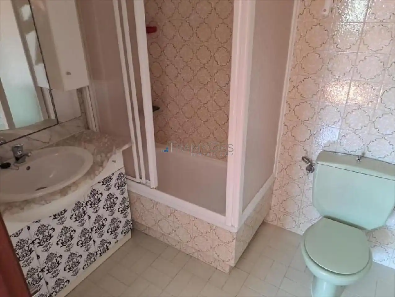 Bathroom of Flat for sale in Tui  with Parquet flooring and Storage room