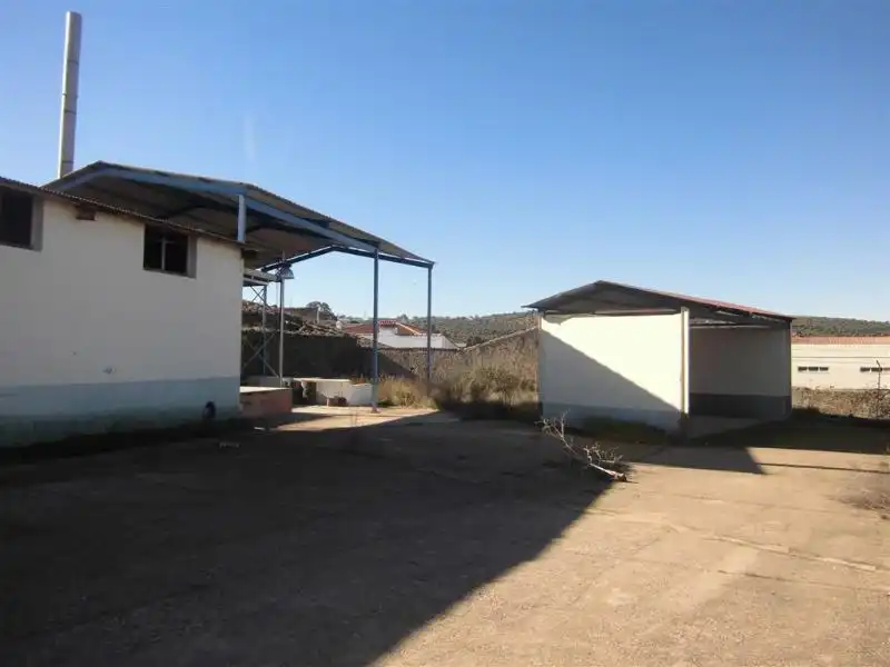 Vista exterior de Nave industrial en venta en Valencia de Alcántara