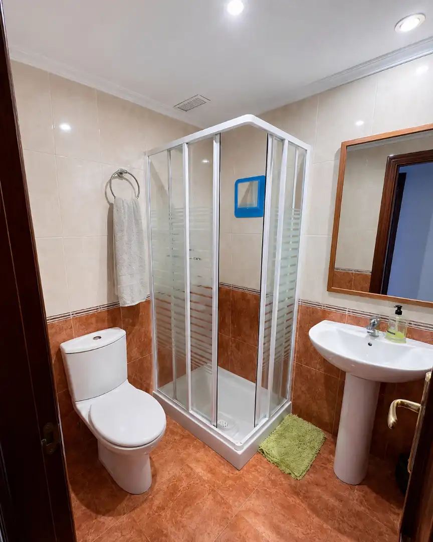 Baño de Piso de alquiler en Santander con Calefacción, Terraza y Trastero