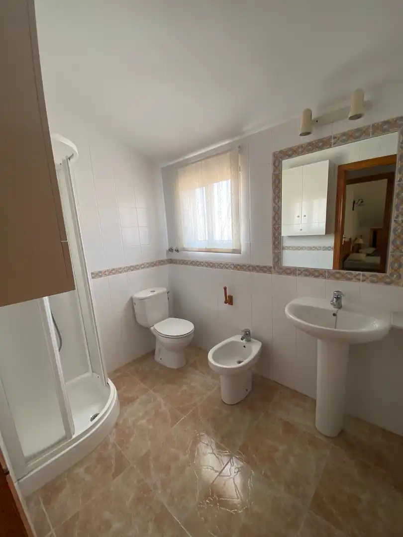 Baño de Casa adosada de alquiler en Pilar de la Horadada con Aire acondicionado, Calefacción y Jardín privado