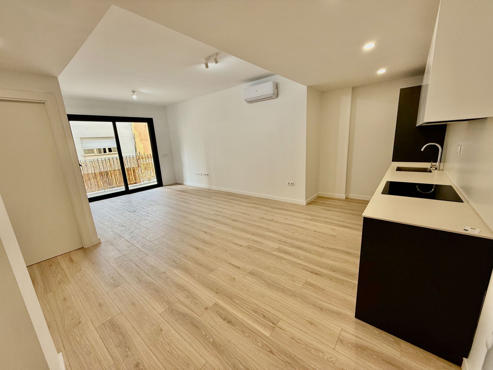 Living room of Study to rent in Terrassa  with Air Conditioner, Heating and Parquet flooring