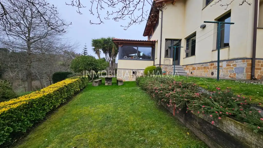 Vista exterior de Casa o chalet en venta en Colunga con Calefacción, Jardín privado y Parquet