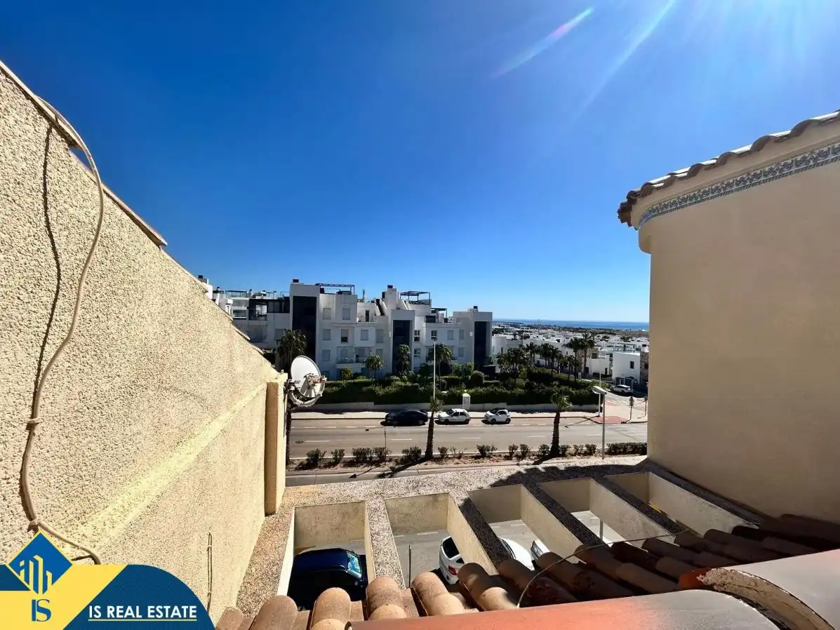 Vista exterior de Àtic en venda en Orihuela amb Calefacció, Terrassa i Moblat
