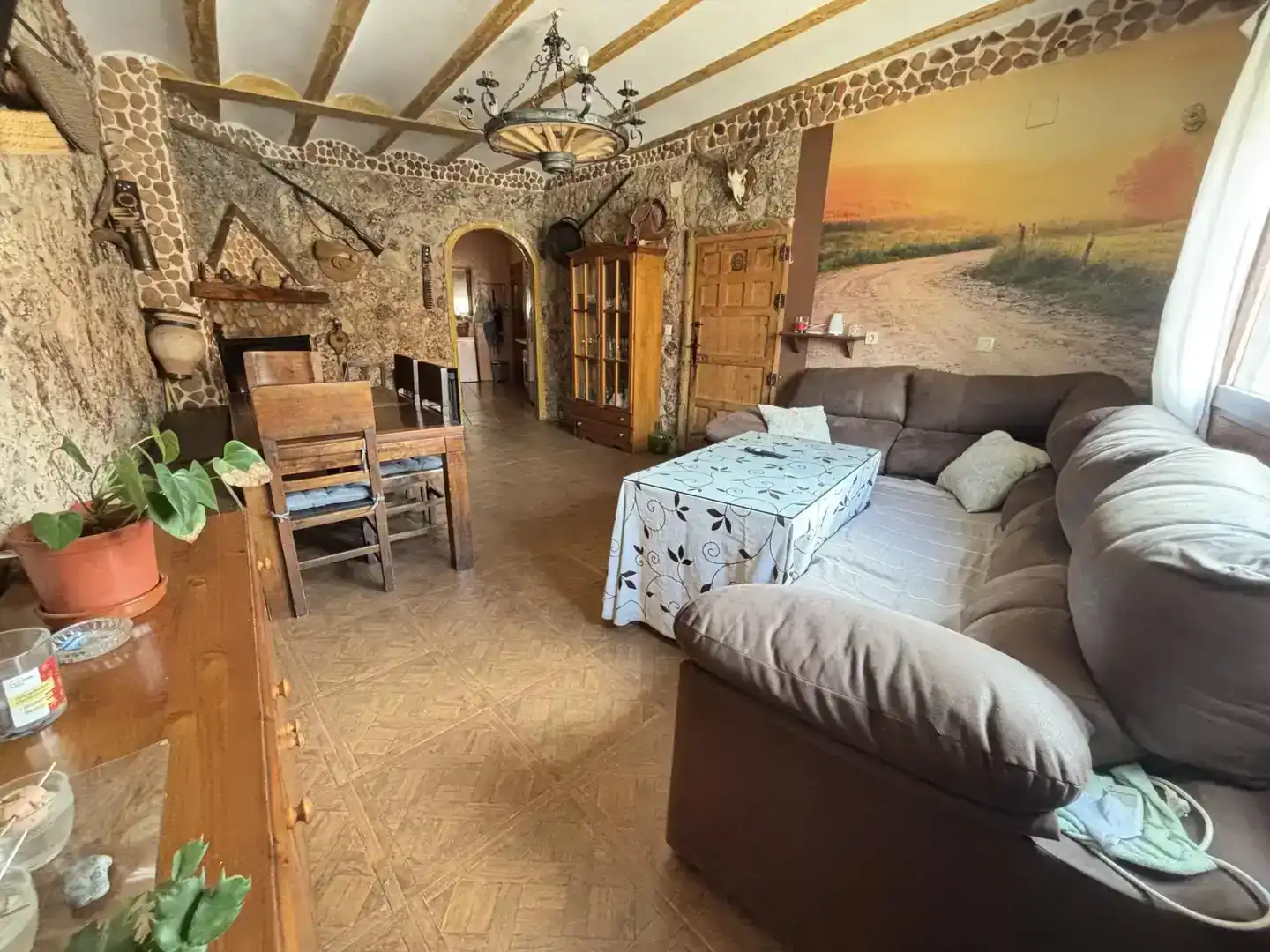 Sala d'estar de Casa adosada en venda en Robledo amb Parquet, Traster i Moblat