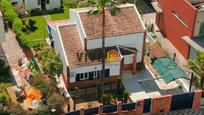 Vista exterior de Casa o xalet en venda en Bormujos amb Calefacció, Jardí privat i Parquet
