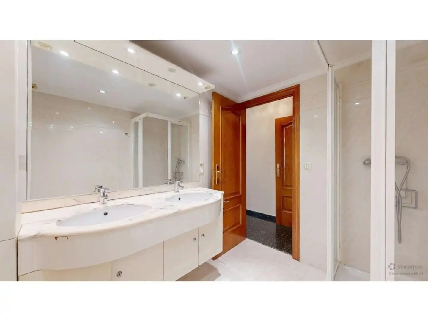 Badezimmer von Wohnung zum Verkauf in Valencia mit Klimaanlage und Privatgarten