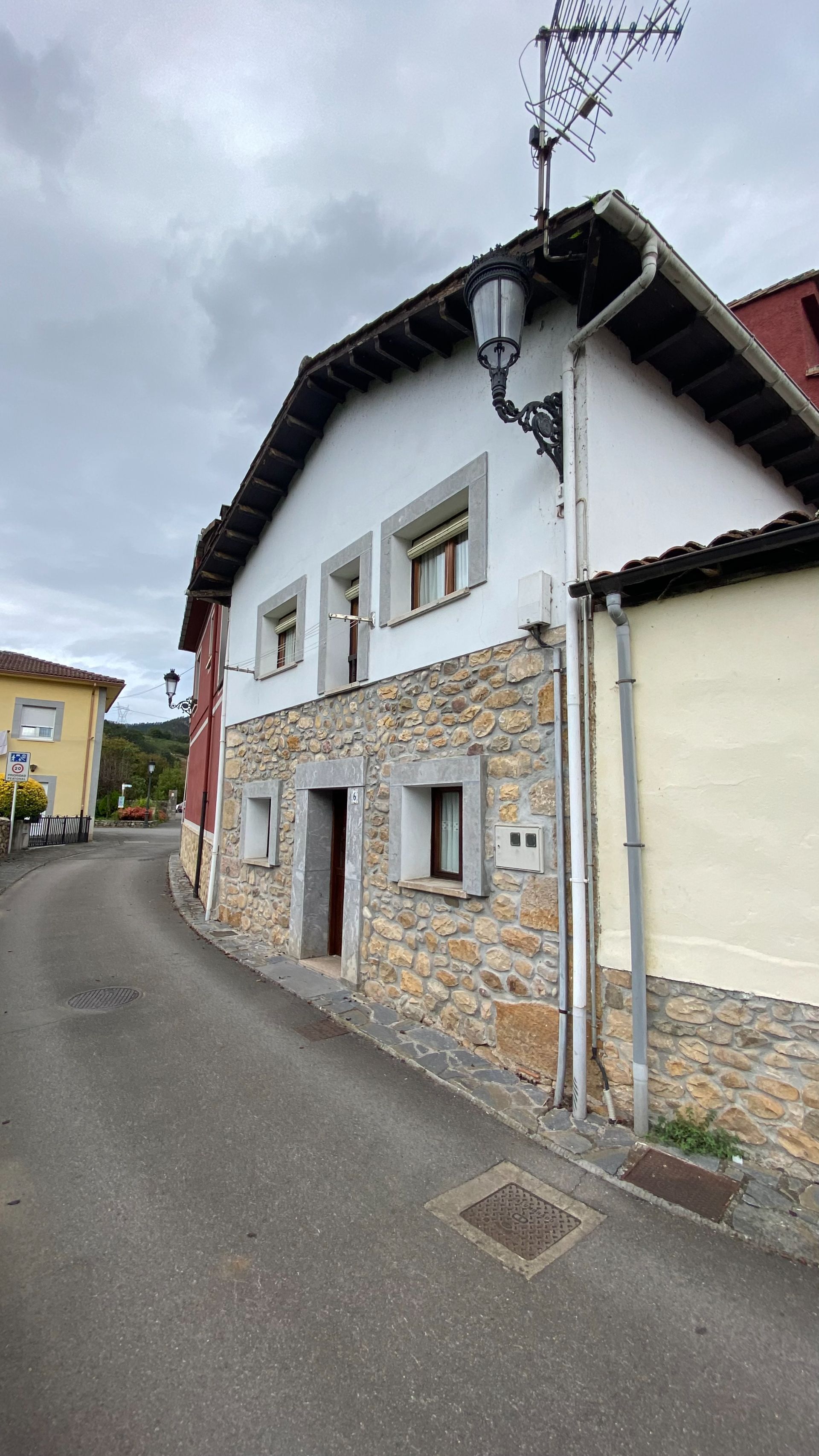 Vista exterior de Casa o xalet en venda en Cangas de Onís amb Calefacció