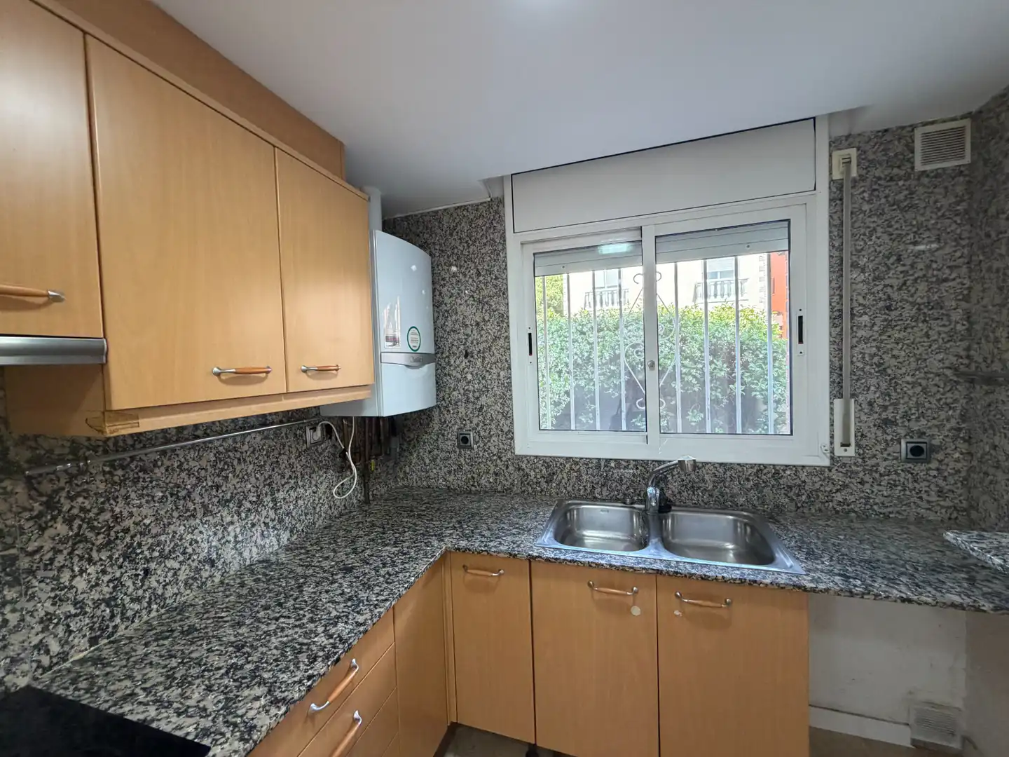 Semi-detached house with terrace for sale in Carrer Castell de Prades 10, imagen 13