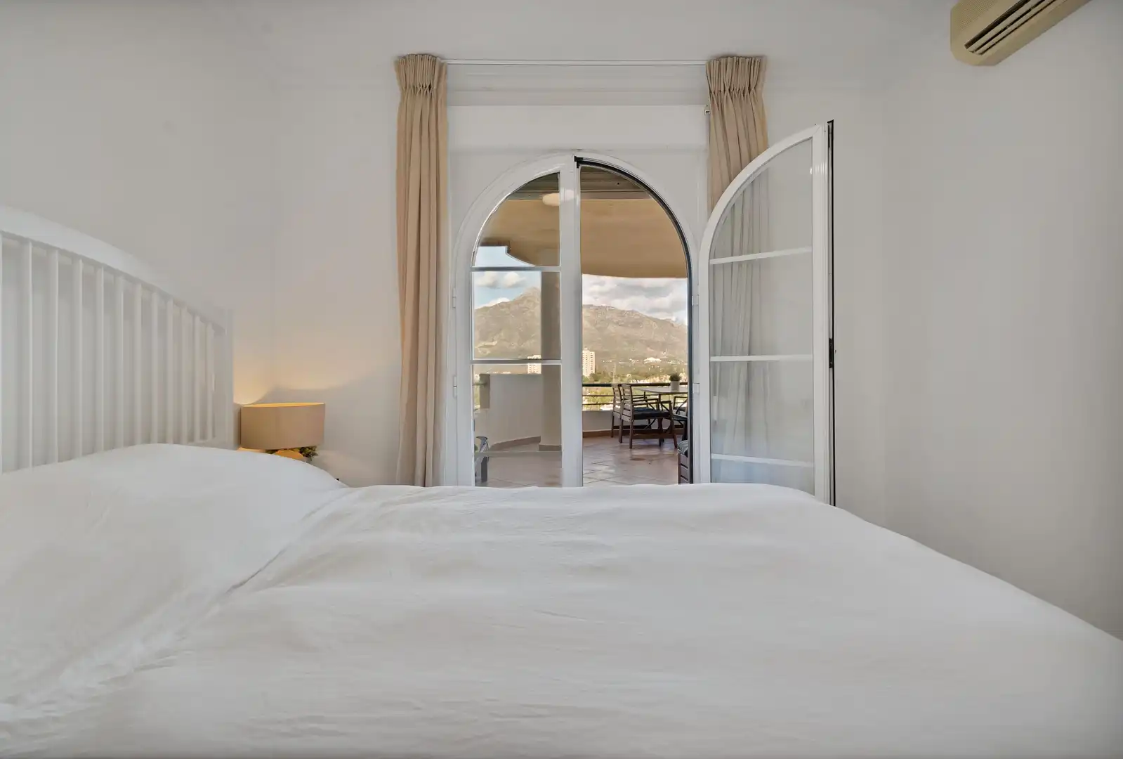 Habitación de Apartamento de alquiler en Marbella con Aire acondicionado, Jardín privado y Terraza