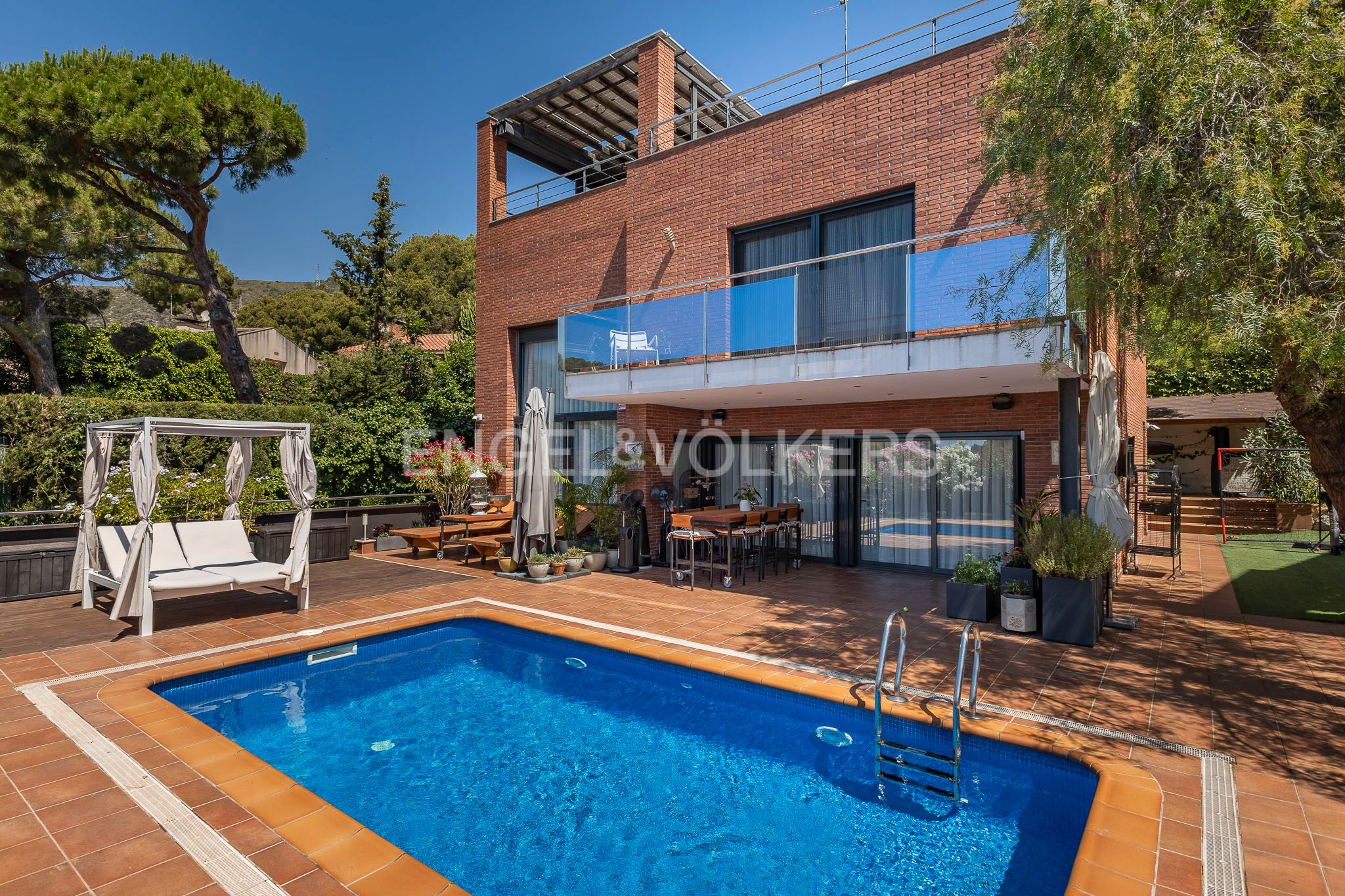 Vista exterior de Casa o xalet en venda en Castelldefels amb Aire condicionat, Calefacció i Jardí privat