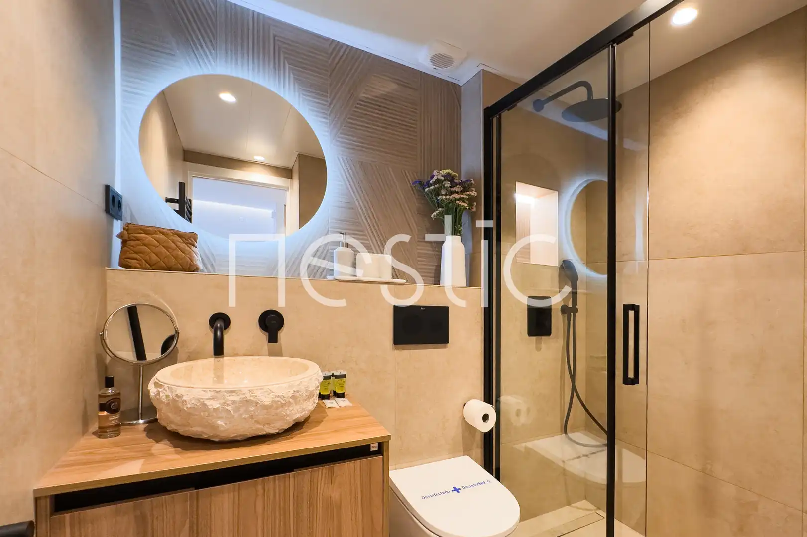 Bany de Apartament de lloguer en Madrid amb Aire condicionat, Calefacció i Moblat