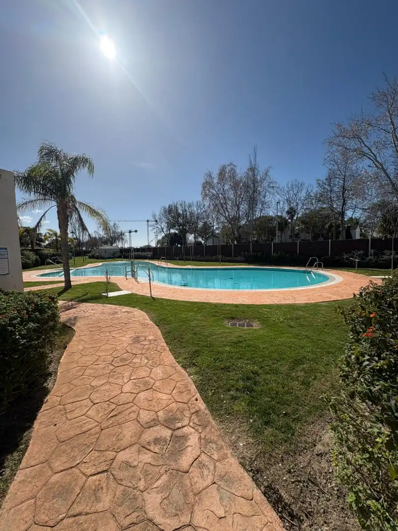 Schwimmbecken von Wohnung zum Verkauf in Chipiona mit Klimaanlage, Heizung und Privatgarten