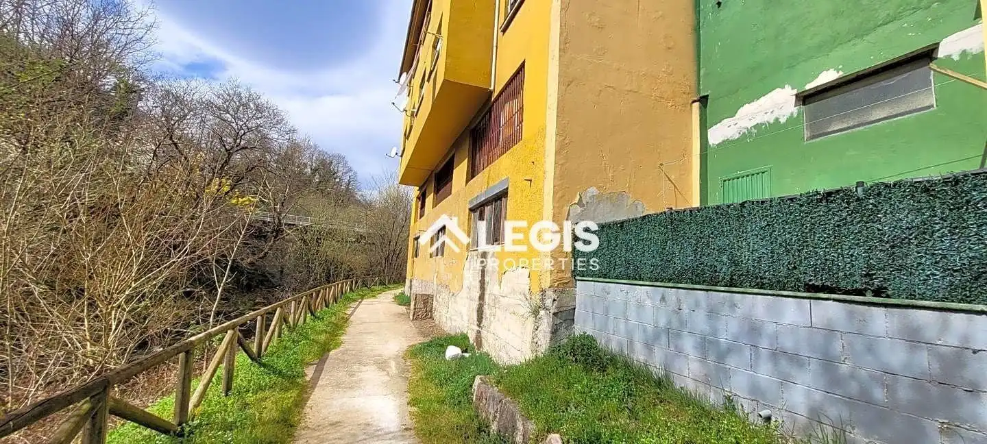 Vista exterior de Local en venda en Mieres (Asturias) amb Terrassa