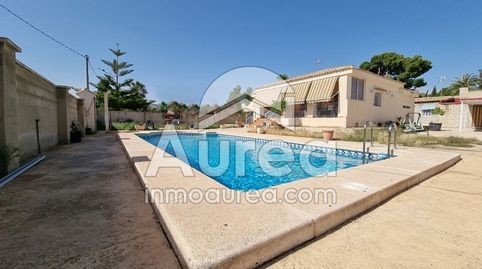Chalet con dos edificaciones, piscina y barbacoa en parcela de 1.000 m