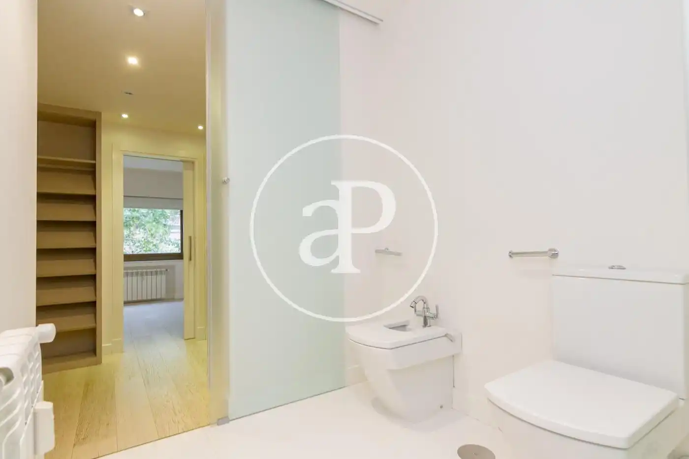 Baño de Piso de alquiler en Madrid con Aire acondicionado, Calefacción y Jardín privado