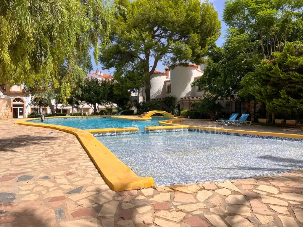 Schwimmbecken von Einfamilien-Reihenhaus zum Verkauf in Dénia mit Klimaanlage und Gemeinschaftspool