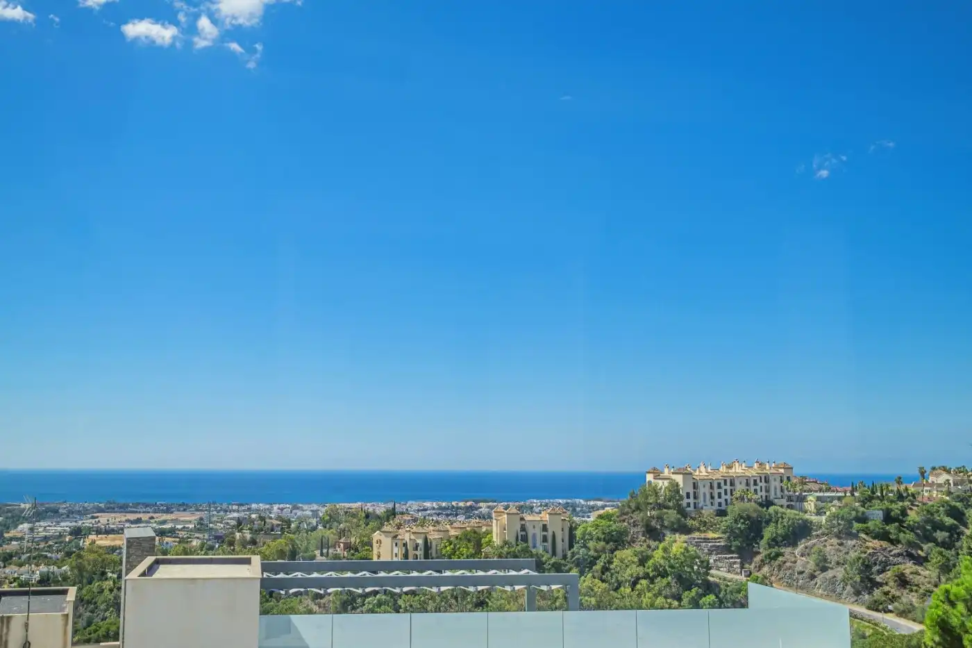 Vista exterior de Casa o xalet en venda en Benahavís amb Aire condicionat, Jardí privat i Terrassa