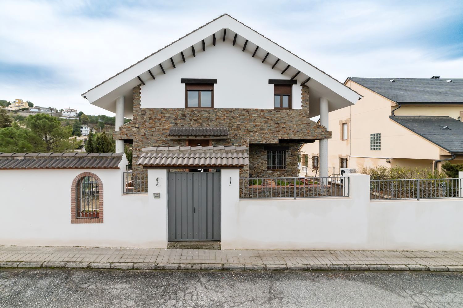 Vista exterior de Casa o xalet en venda en La Zubia amb Jardí privat, Terrassa i Moblat
