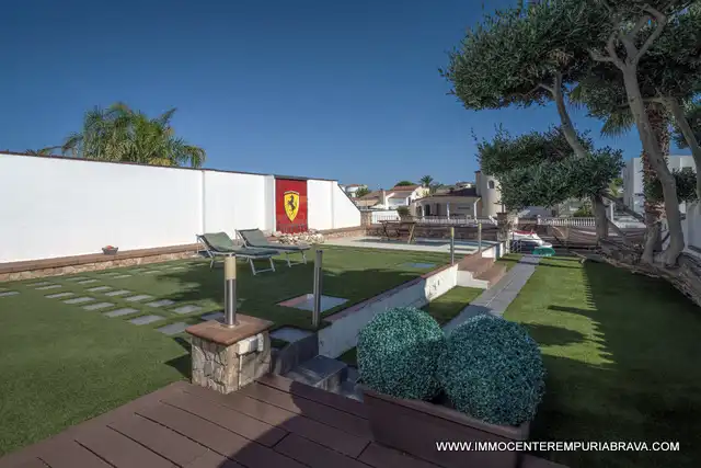 Garden of Houses for sale in Empuriabrava  with Air Conditioner, Heating and Private garden