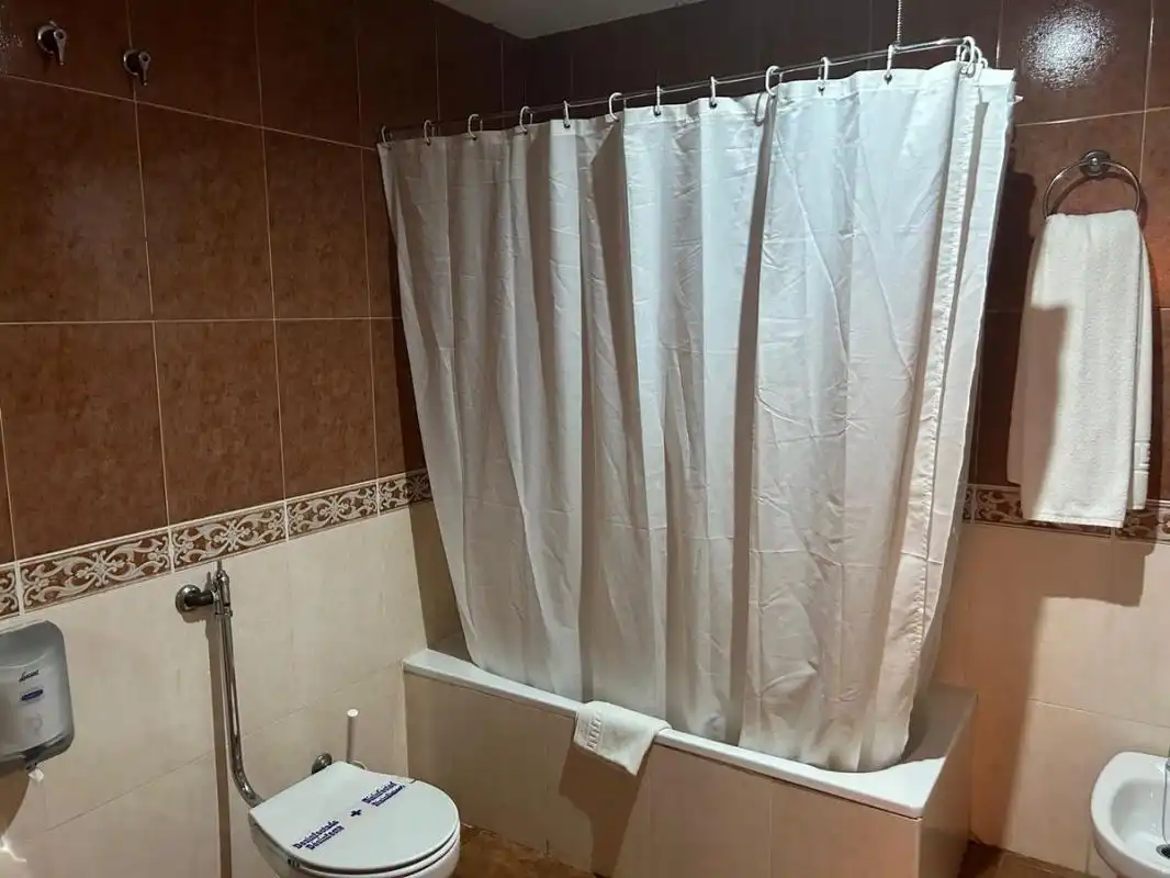 Baño de Local en venta en Navalvillar de Pela con Aire acondicionado y Calefacción