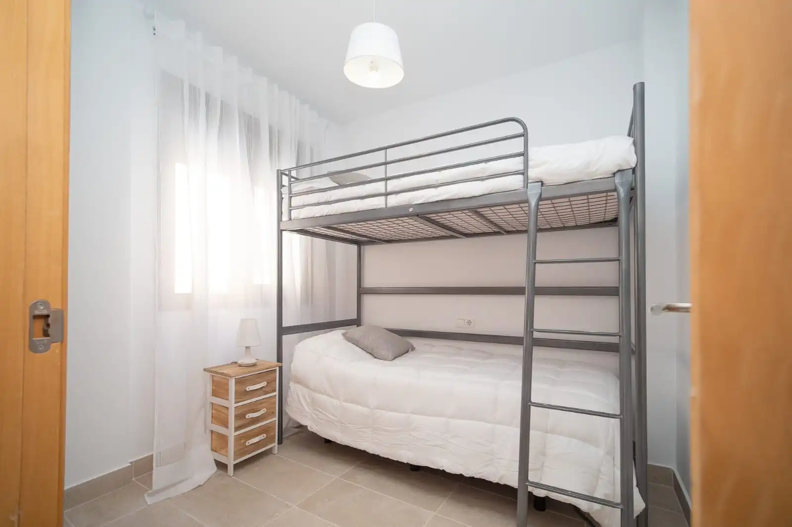Attic for rent in Calle Banda Playa, V Centenario - Piletas - Capuchinos