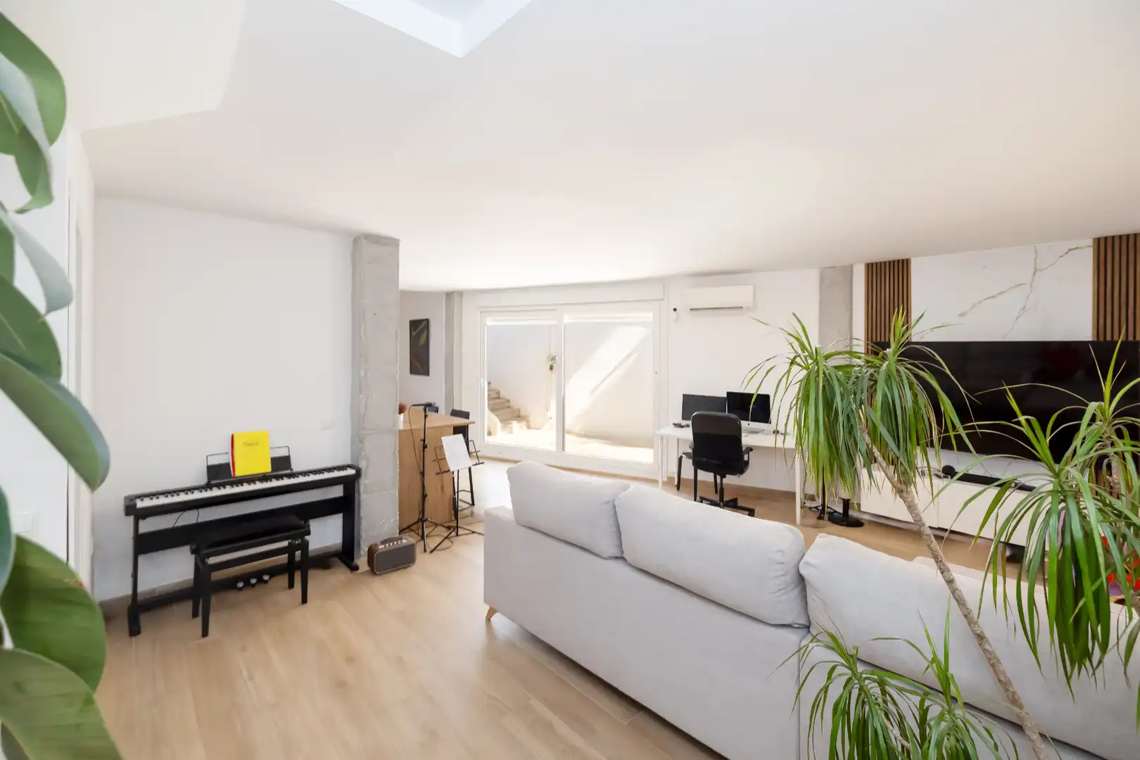 Sala de estar de Casa adosada en venta en Málaga con Aire acondicionado, Calefacción y Jardín privado