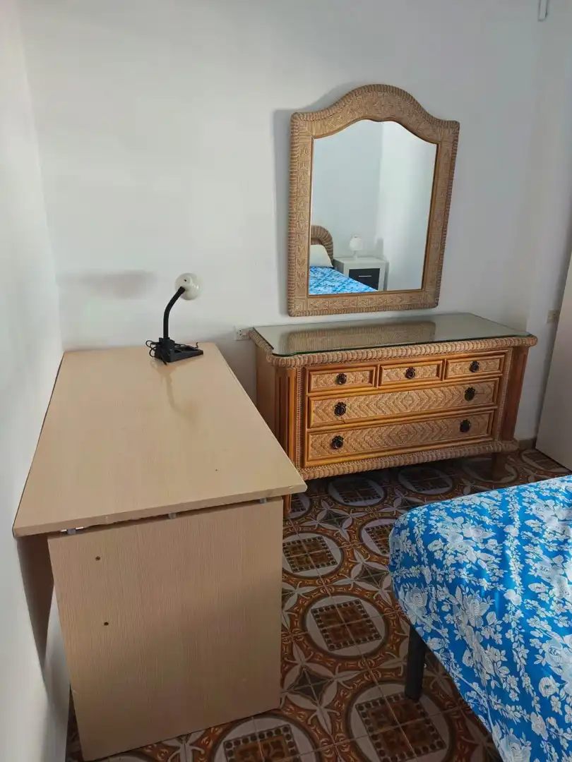 Schlafzimmer von Wohnung zur Miete in Granada mit Privatgarten, Möbliert und Balkon