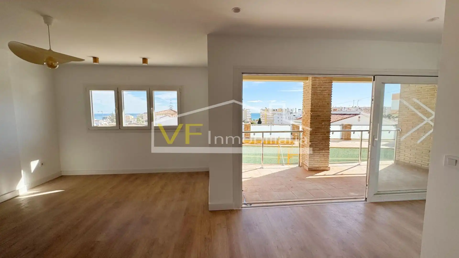 Sala d'estar de Dúplex en venda en Torremolinos amb Jardí privat, Terrassa i Traster