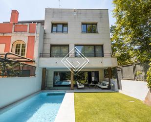 Exterior view of Single-family semi-detached for sale in  Madrid Capital  with Air Conditioner, Heating and Private garden