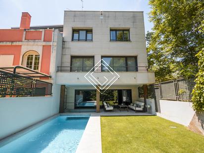 Exterior view of Single-family semi-detached for sale in  Madrid Capital  with Air Conditioner, Heating and Private garden