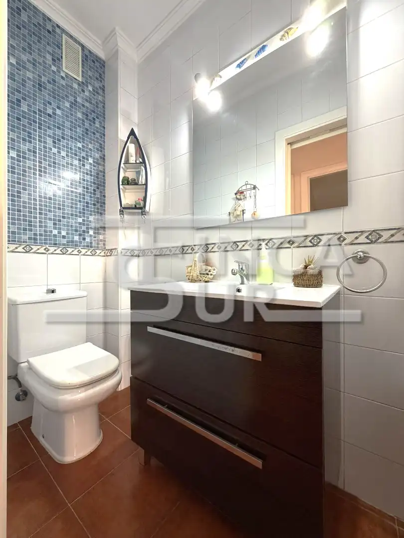 Baño de Casa adosada en venta en Roquetas de Mar con Aire acondicionado, Calefacción y Terraza