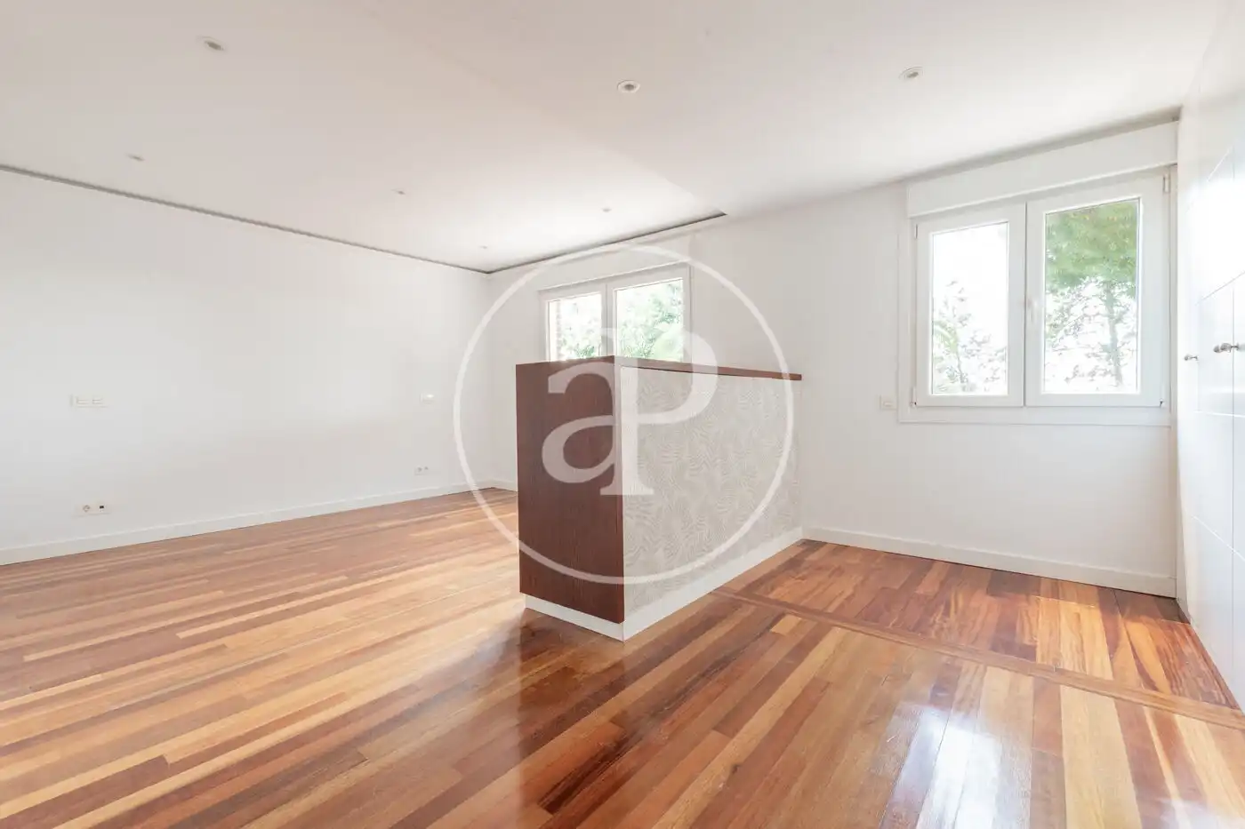 Sala d'estar de Casa adosada en venda en La Moraleja amb Aire condicionat, Calefacció i Jardí privat