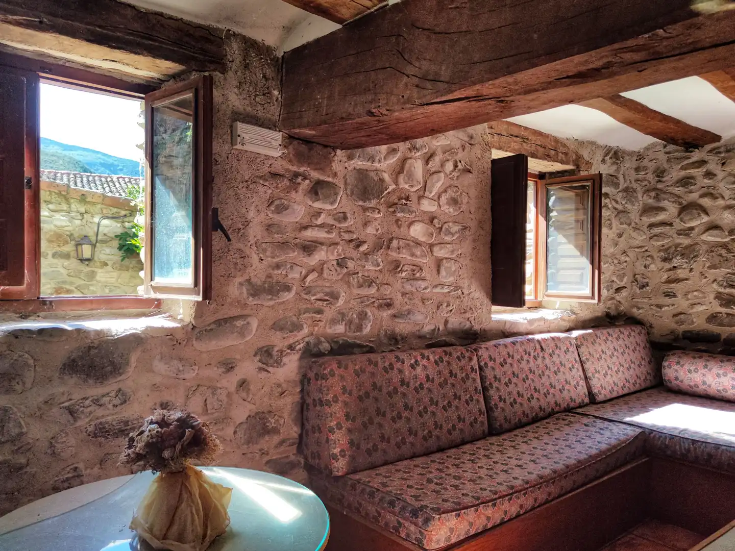 Sala d'estar de Casa o xalet en venda en Ezcaray amb Calefacció, Jardí privat i Moblat