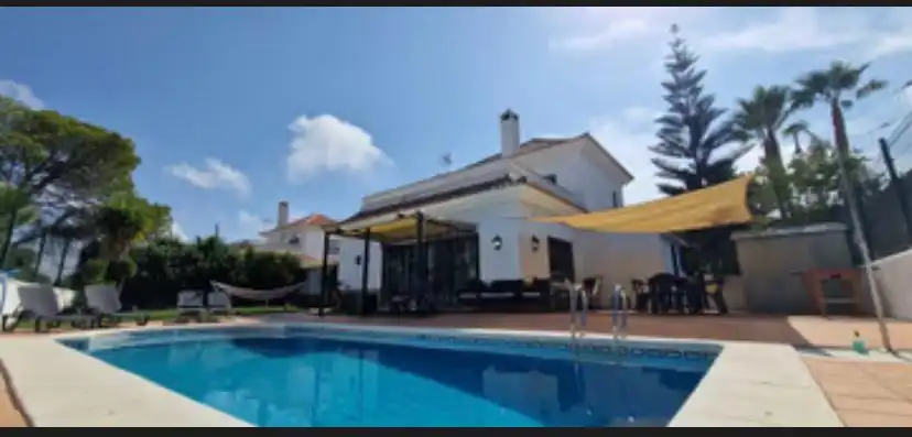 Außenansicht von Haus oder Chalet zum Verkauf in El Portil mit Privatgarten, Terrasse und Schwimmbad
