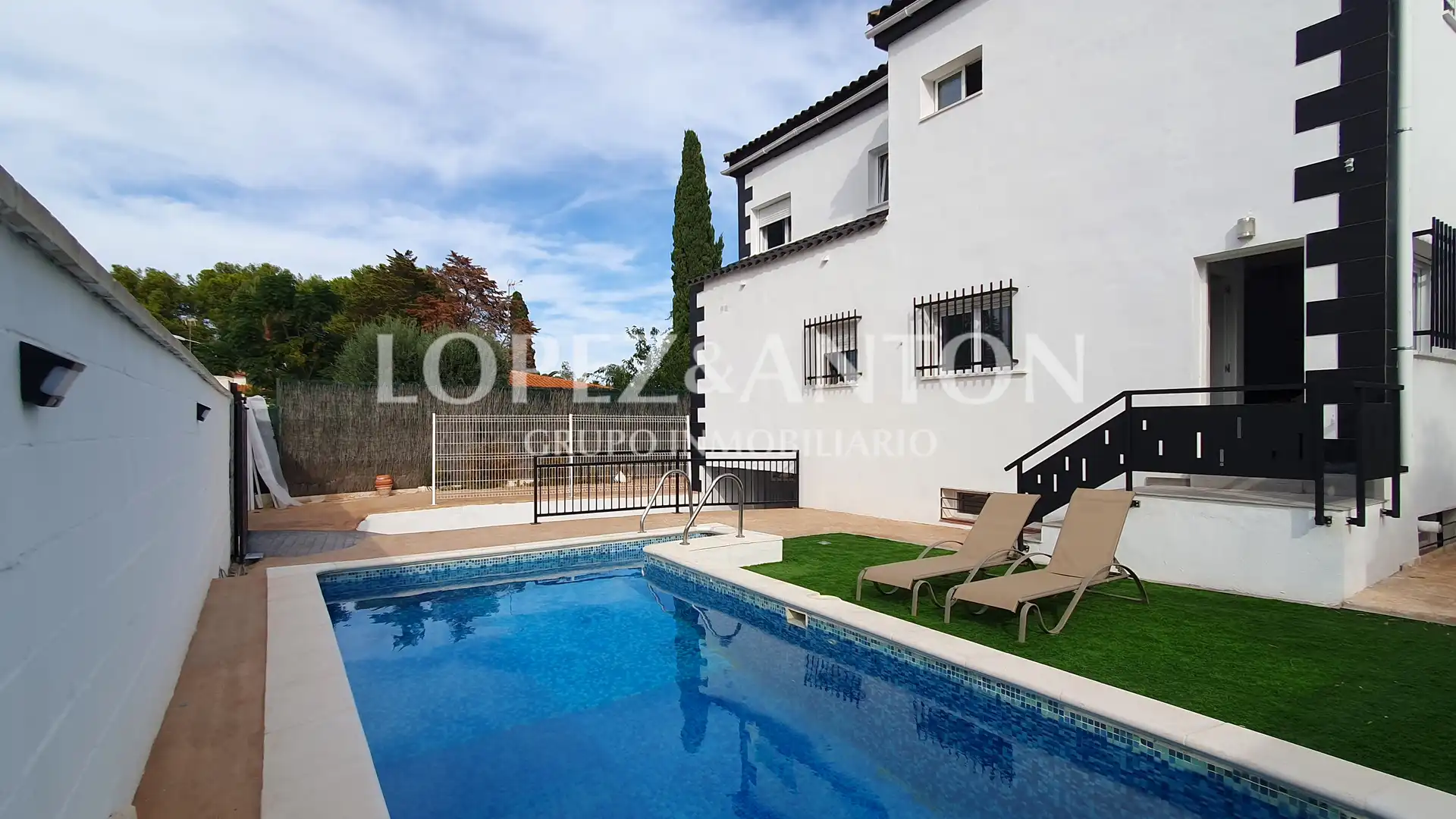 Swimming pool of Houses for sale in L'Eliana  with Air Conditioner, Heating and Private garden